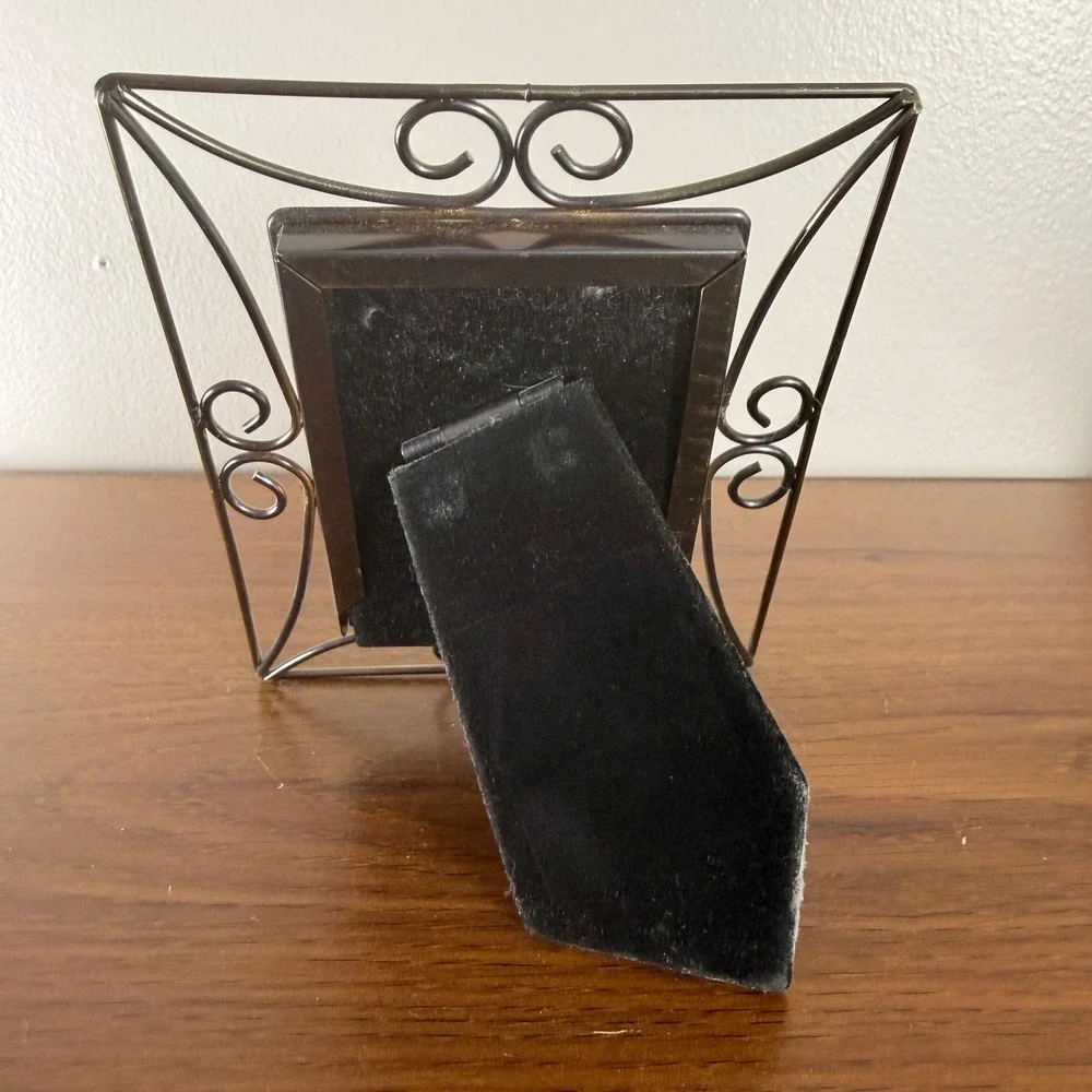 Vintage Style Brass Tone Scrollwork Picture Frame 3x5 Tabletop Ornate Metal